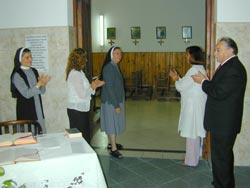 Hna. Trivilino, Graciela Bruinin, Hna. Teresita, Silvia Firmapaz y Alberto Gutt, en el acceso a la Capilla