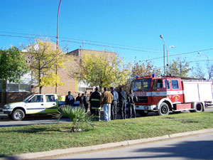 Operativo. Personal policial y bomberos, frente a la Escuela Media Nº 2